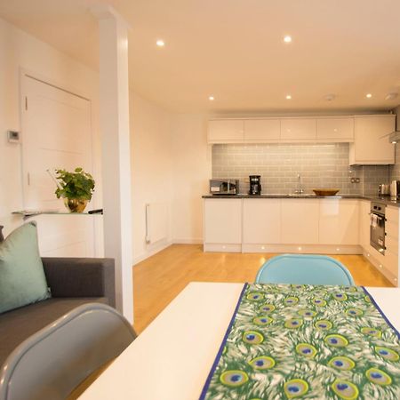 London Deluxe Apartments Мичъм Екстериор снимка