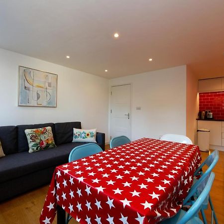London Deluxe Apartments Мичъм Екстериор снимка