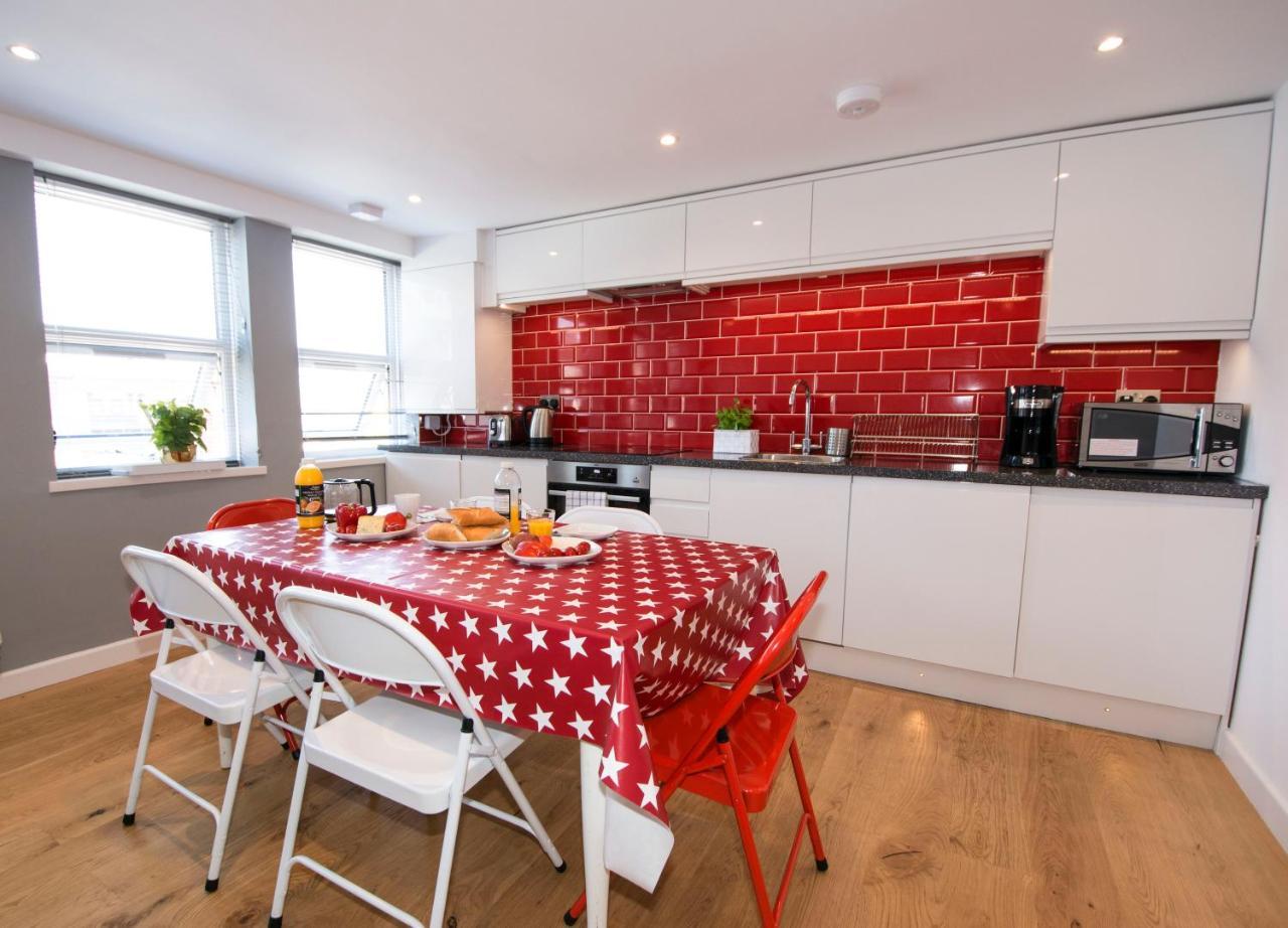 London Deluxe Apartments Мичъм Екстериор снимка