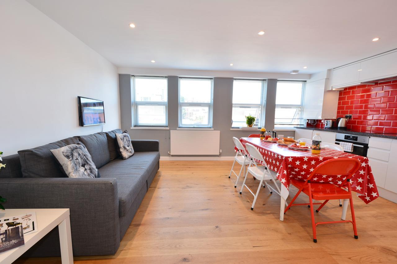 London Deluxe Apartments Мичъм Екстериор снимка