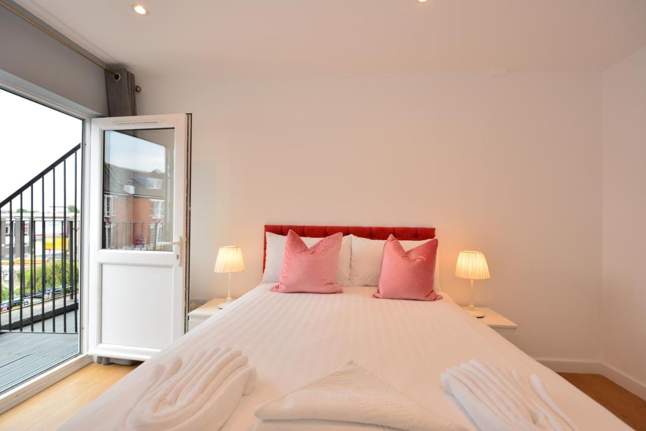 London Deluxe Apartments Мичъм Екстериор снимка
