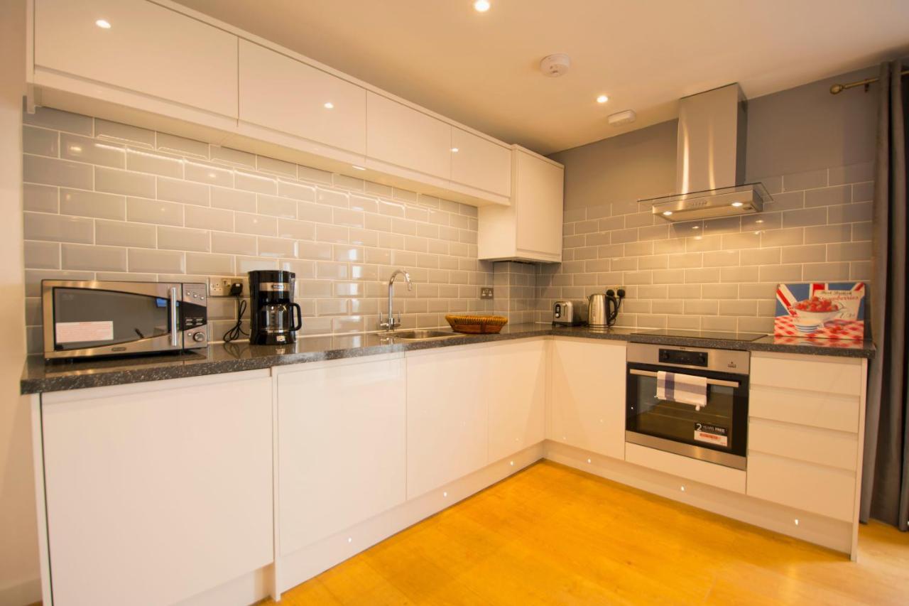 London Deluxe Apartments Мичъм Екстериор снимка