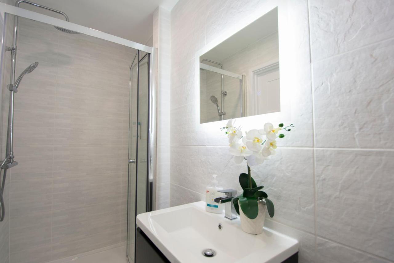 London Deluxe Apartments Мичъм Екстериор снимка