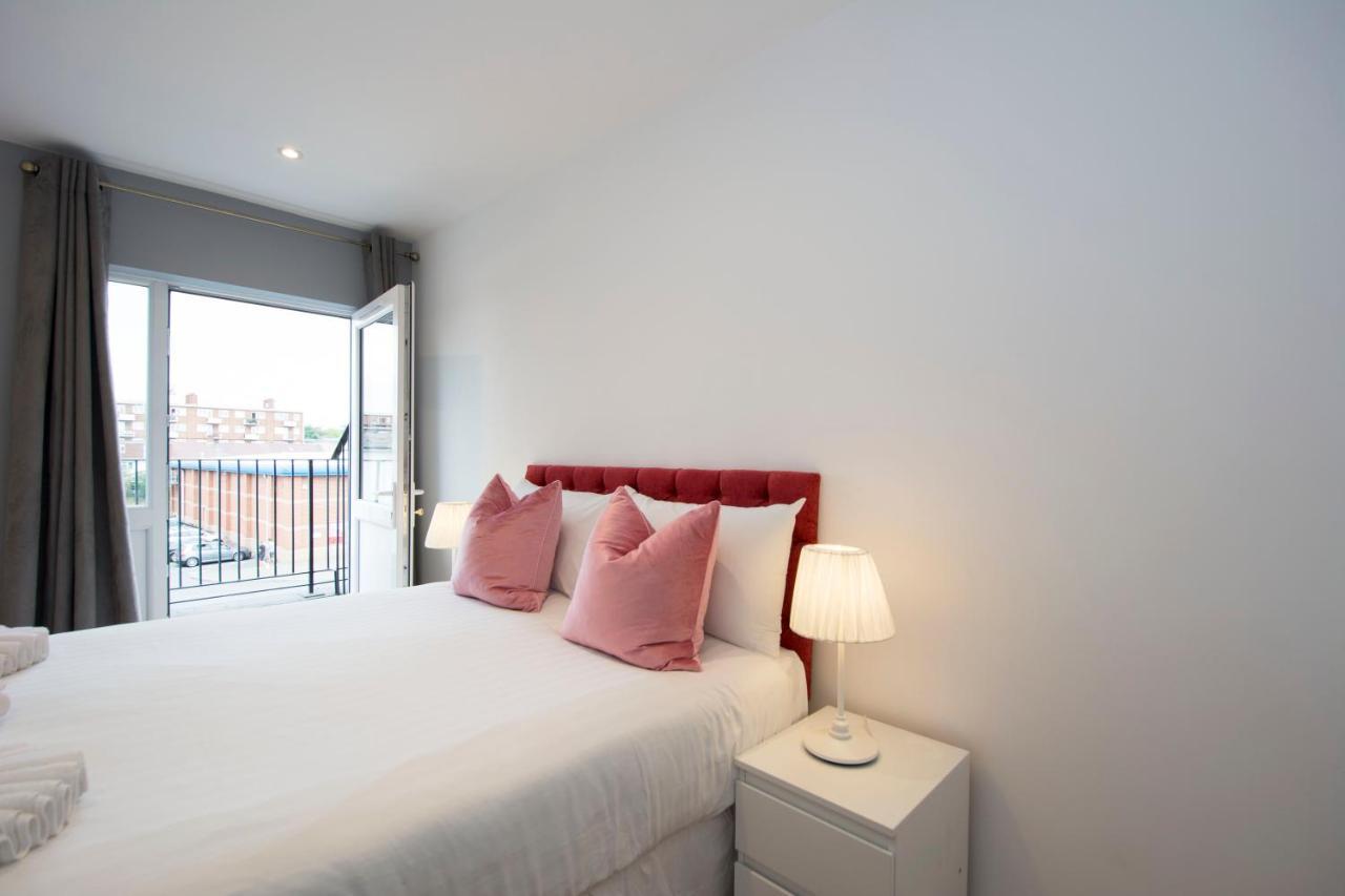 London Deluxe Apartments Мичъм Екстериор снимка