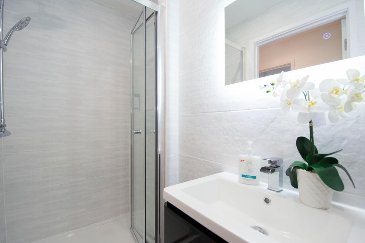 London Deluxe Apartments Мичъм Екстериор снимка