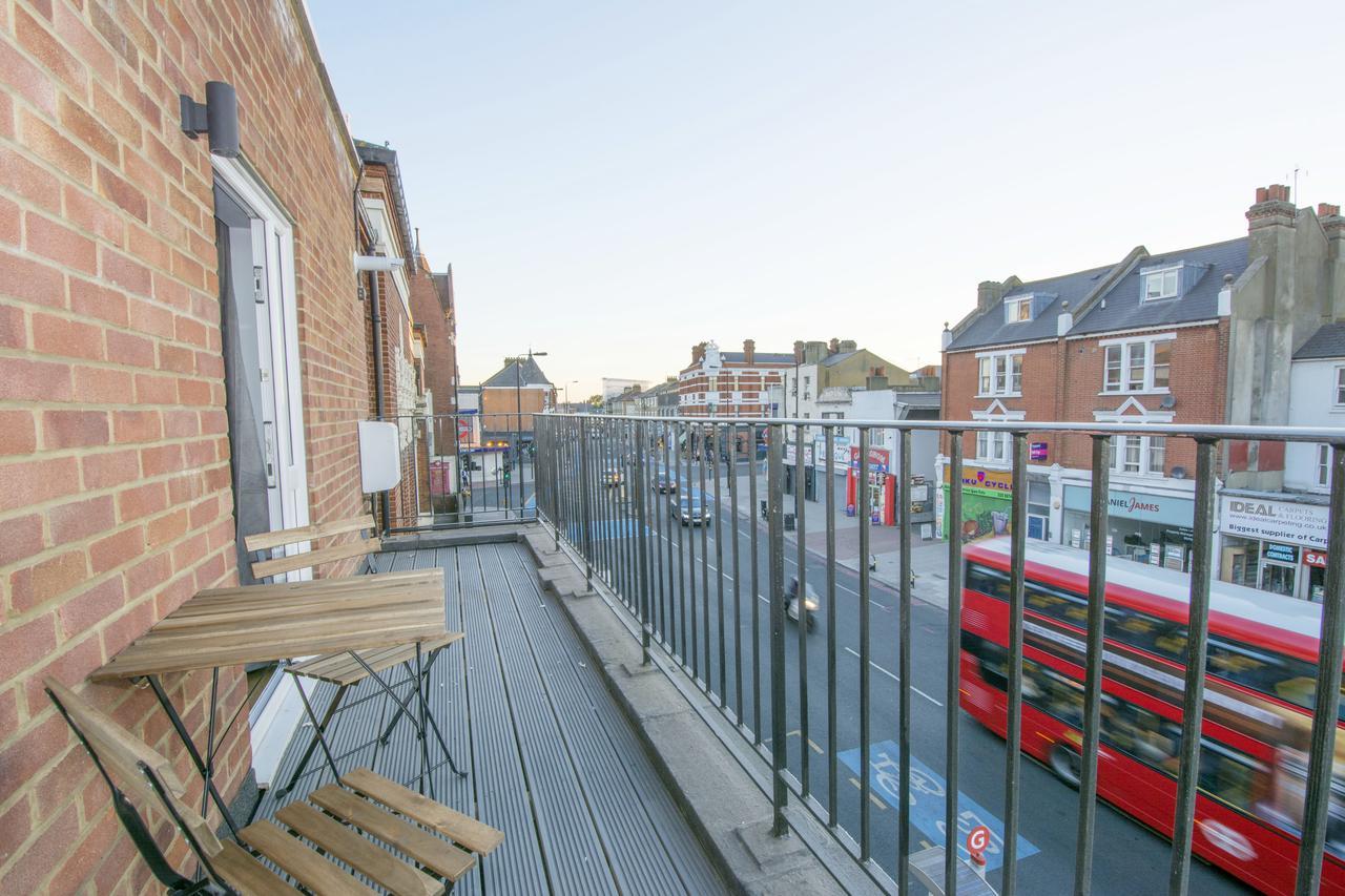 London Deluxe Apartments Мичъм Екстериор снимка