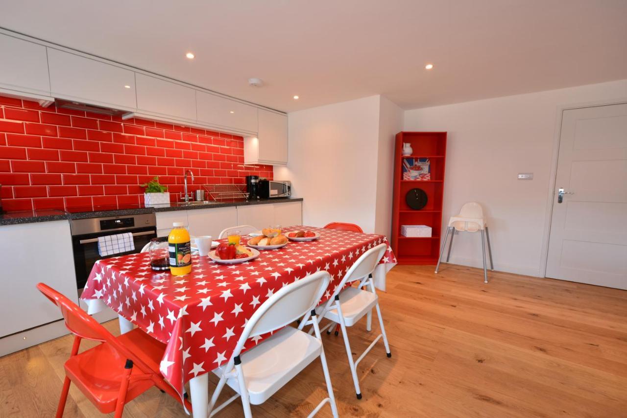 London Deluxe Apartments Мичъм Екстериор снимка