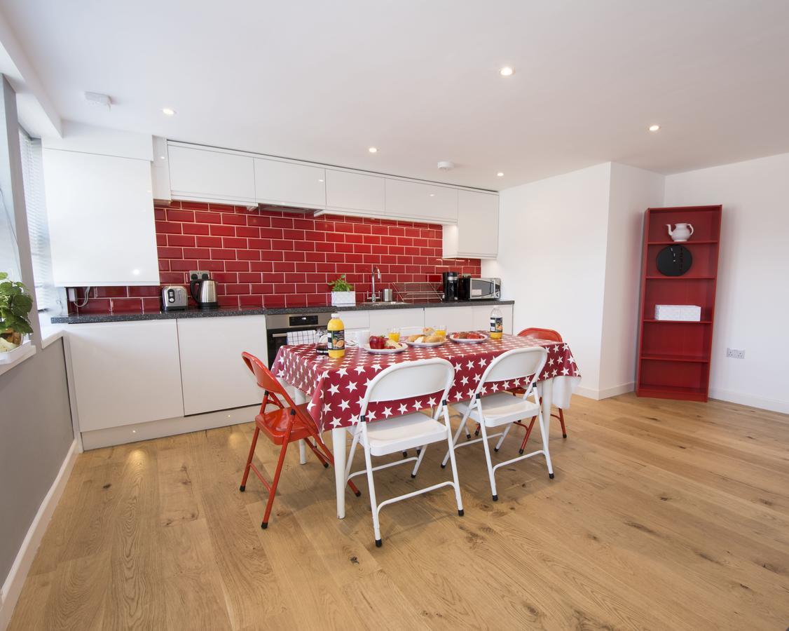 London Deluxe Apartments Мичъм Екстериор снимка