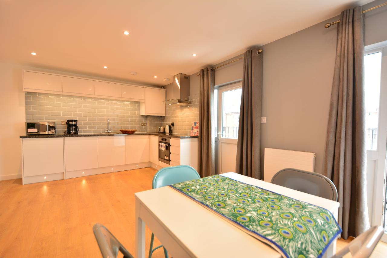 London Deluxe Apartments Мичъм Екстериор снимка
