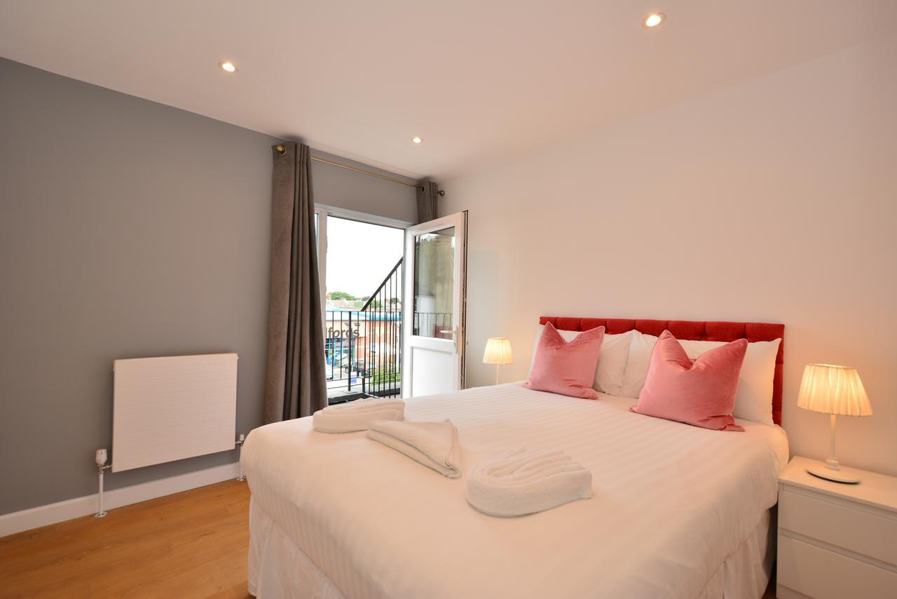 London Deluxe Apartments Мичъм Екстериор снимка