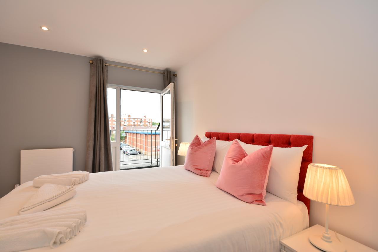 London Deluxe Apartments Мичъм Екстериор снимка