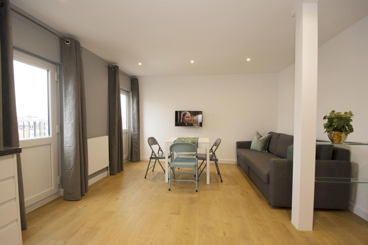 London Deluxe Apartments Мичъм Екстериор снимка