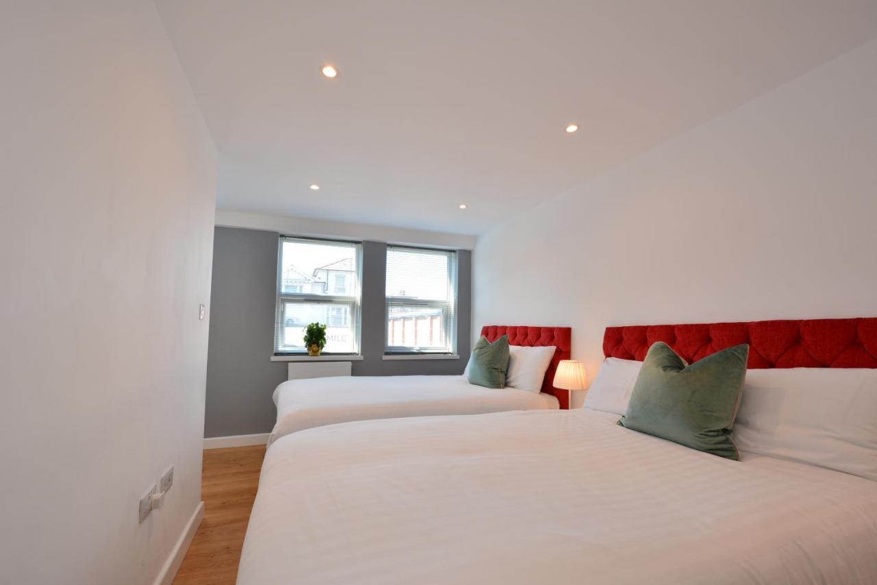 London Deluxe Apartments Мичъм Екстериор снимка