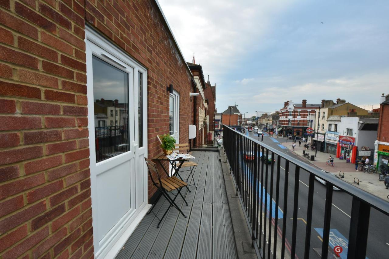 London Deluxe Apartments Мичъм Екстериор снимка