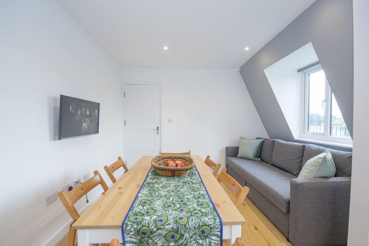 London Deluxe Apartments Мичъм Екстериор снимка