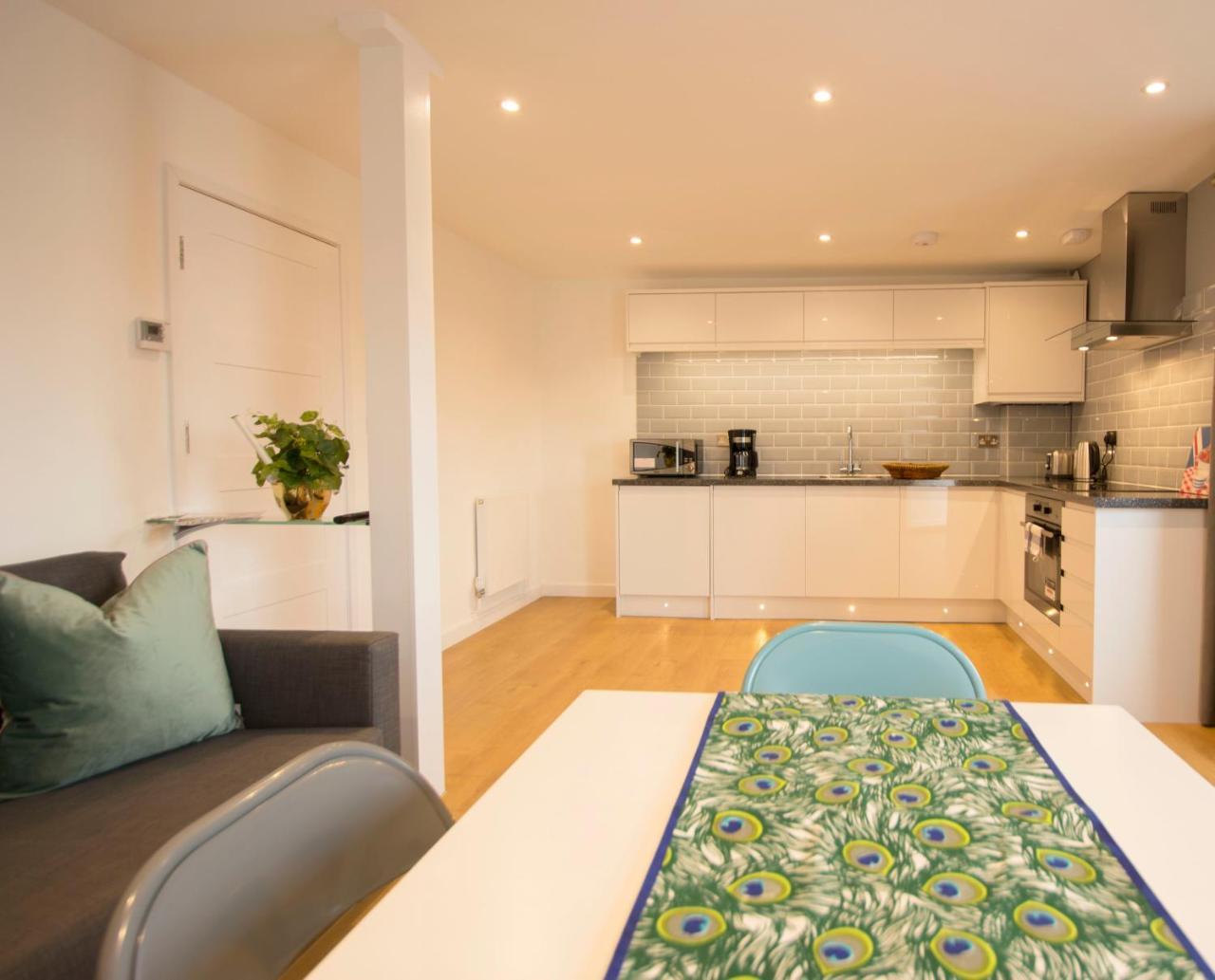 London Deluxe Apartments Мичъм Екстериор снимка