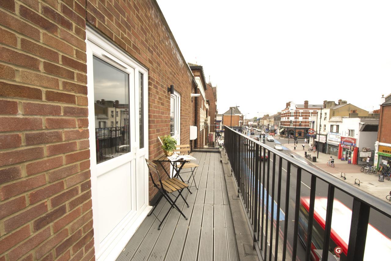 London Deluxe Apartments Мичъм Екстериор снимка