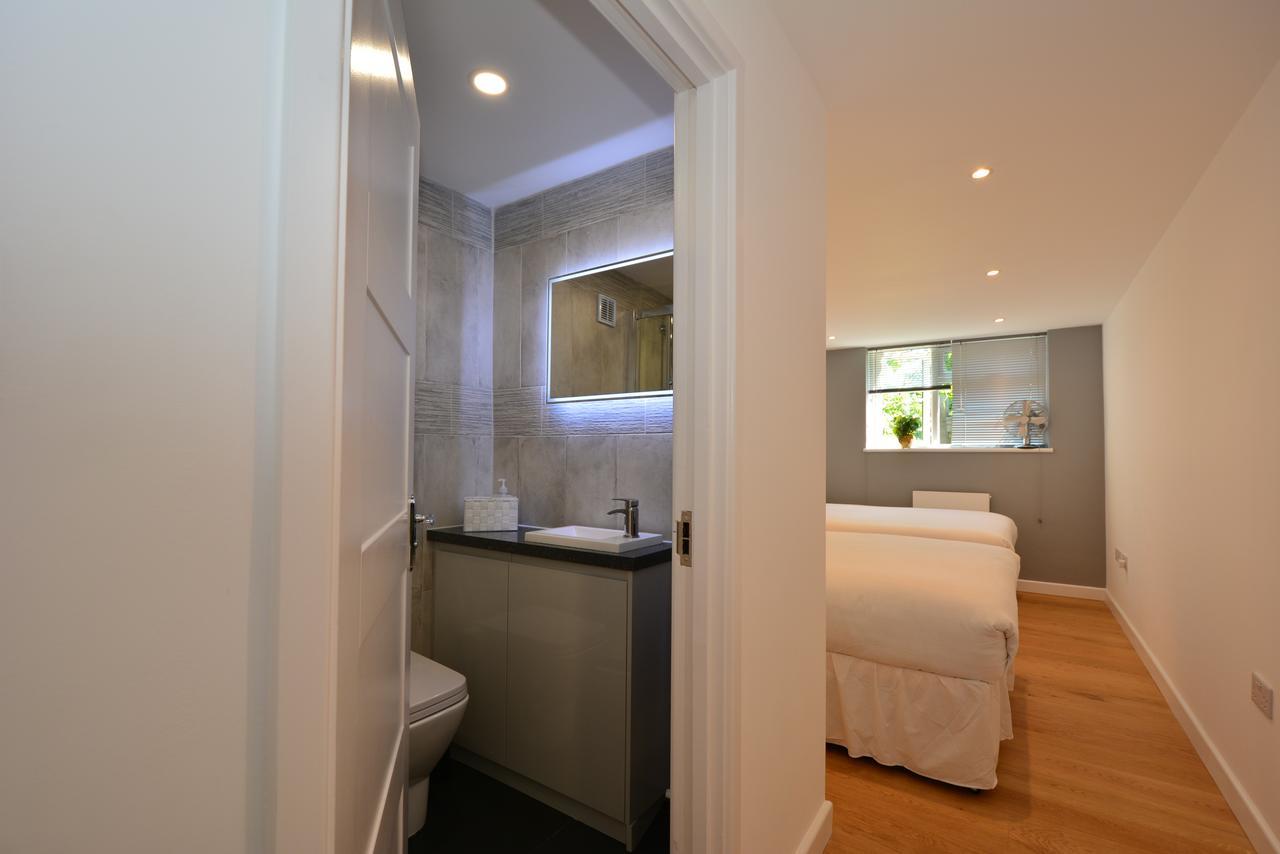 London Deluxe Apartments Мичъм Екстериор снимка