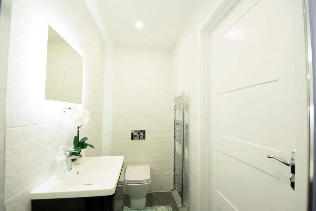 London Deluxe Apartments Мичъм Екстериор снимка