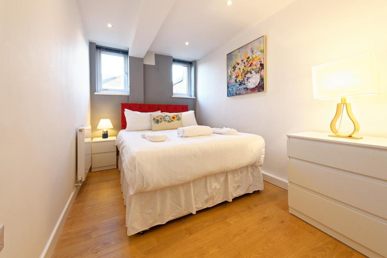 London Deluxe Apartments Мичъм Екстериор снимка