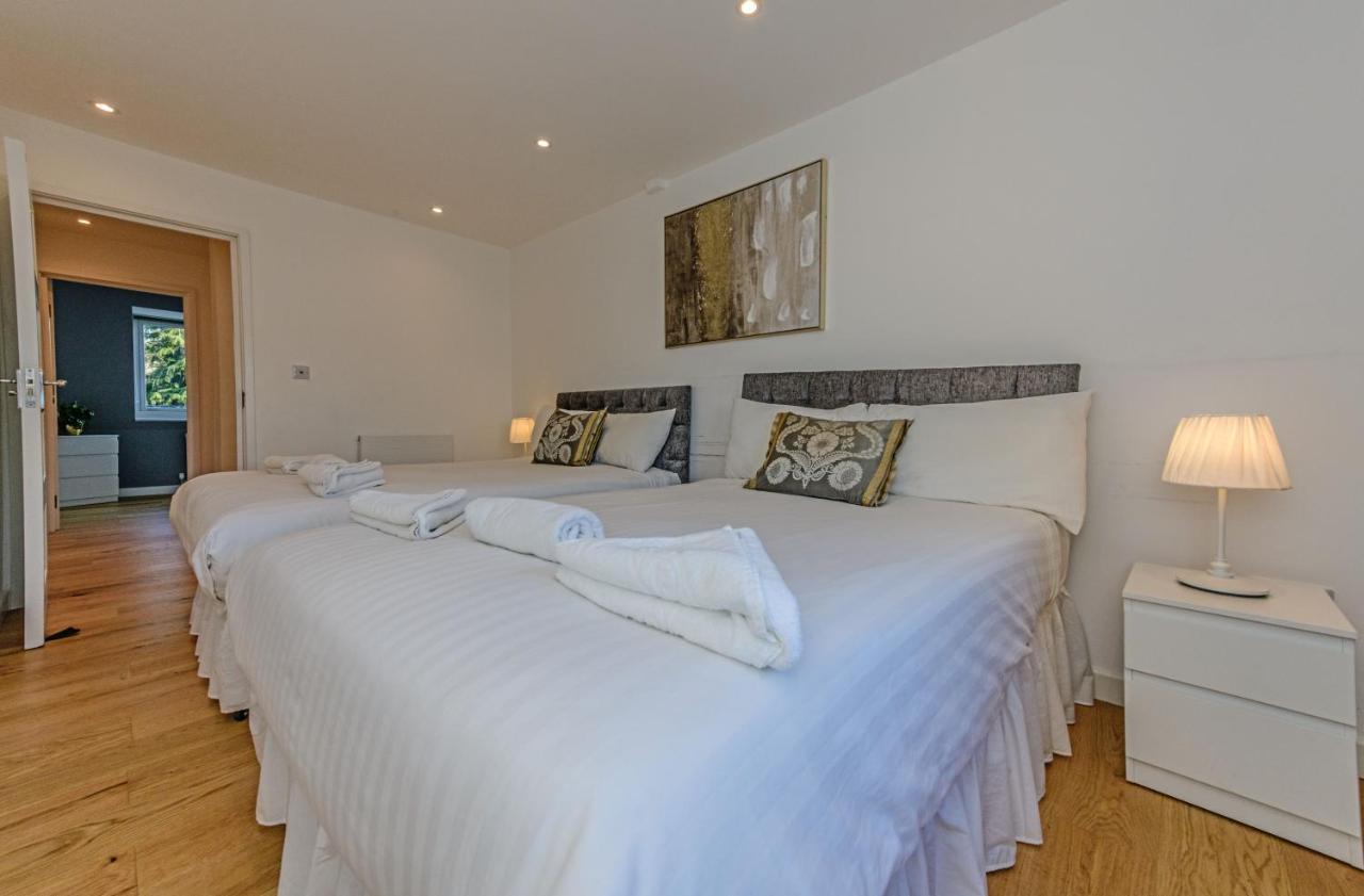 London Deluxe Apartments Мичъм Екстериор снимка