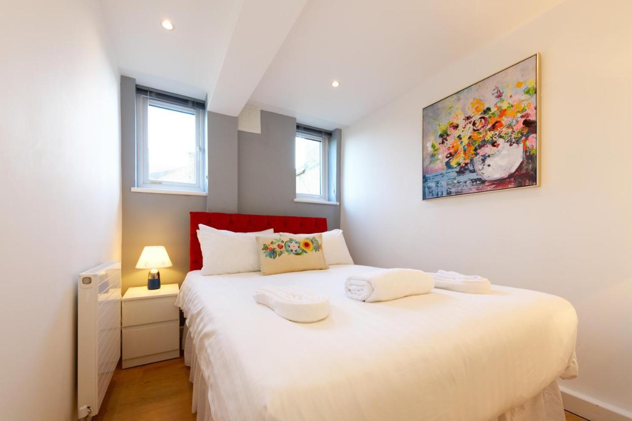 London Deluxe Apartments Мичъм Екстериор снимка