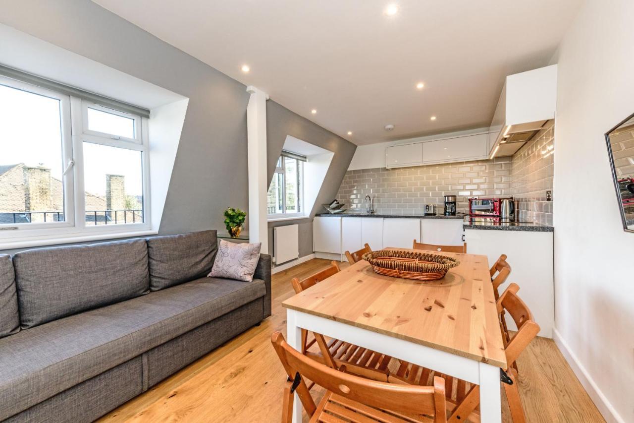 London Deluxe Apartments Мичъм Екстериор снимка