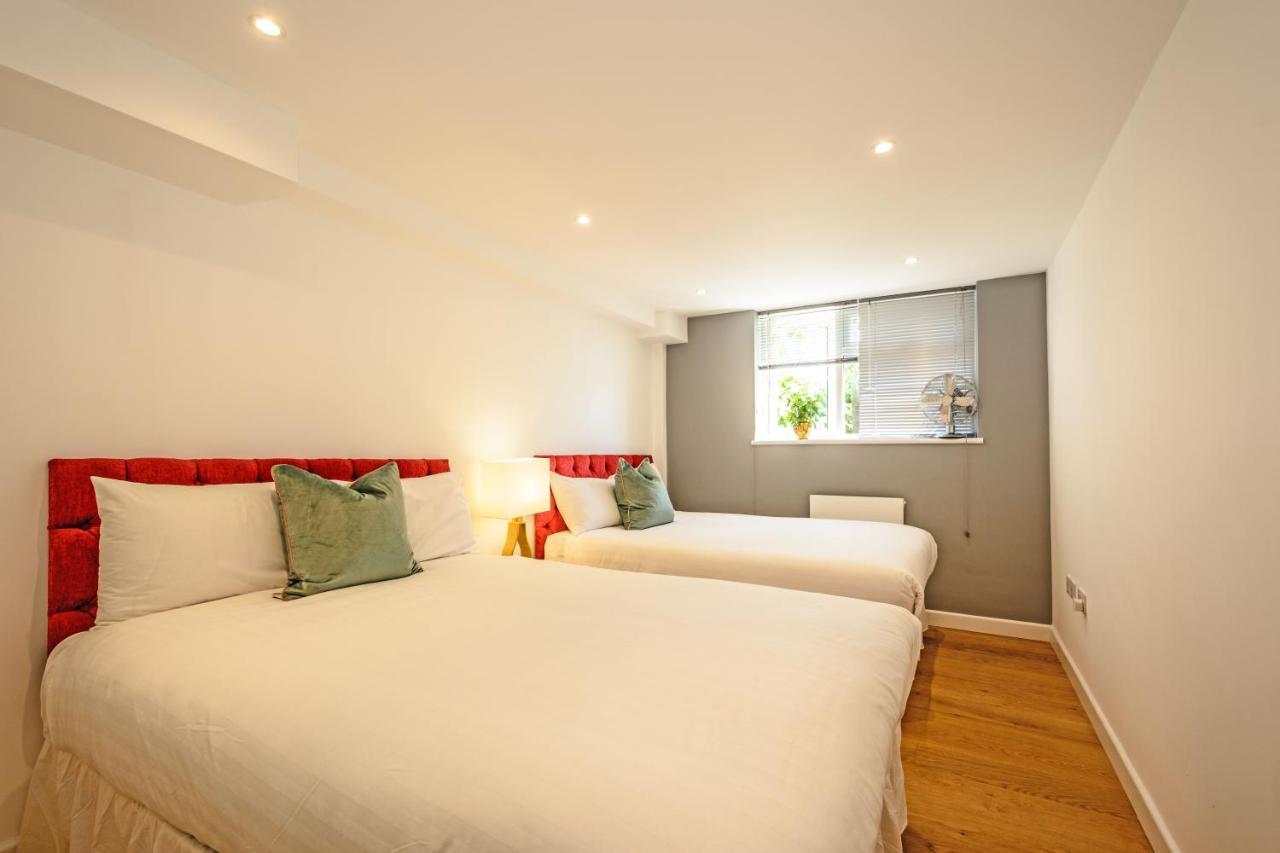 London Deluxe Apartments Мичъм Екстериор снимка