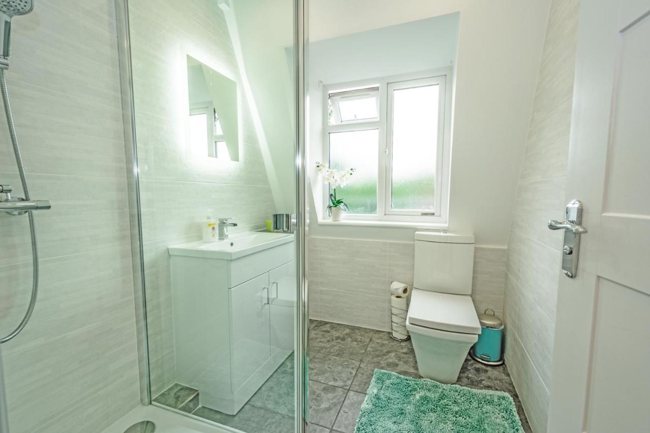London Deluxe Apartments Мичъм Екстериор снимка