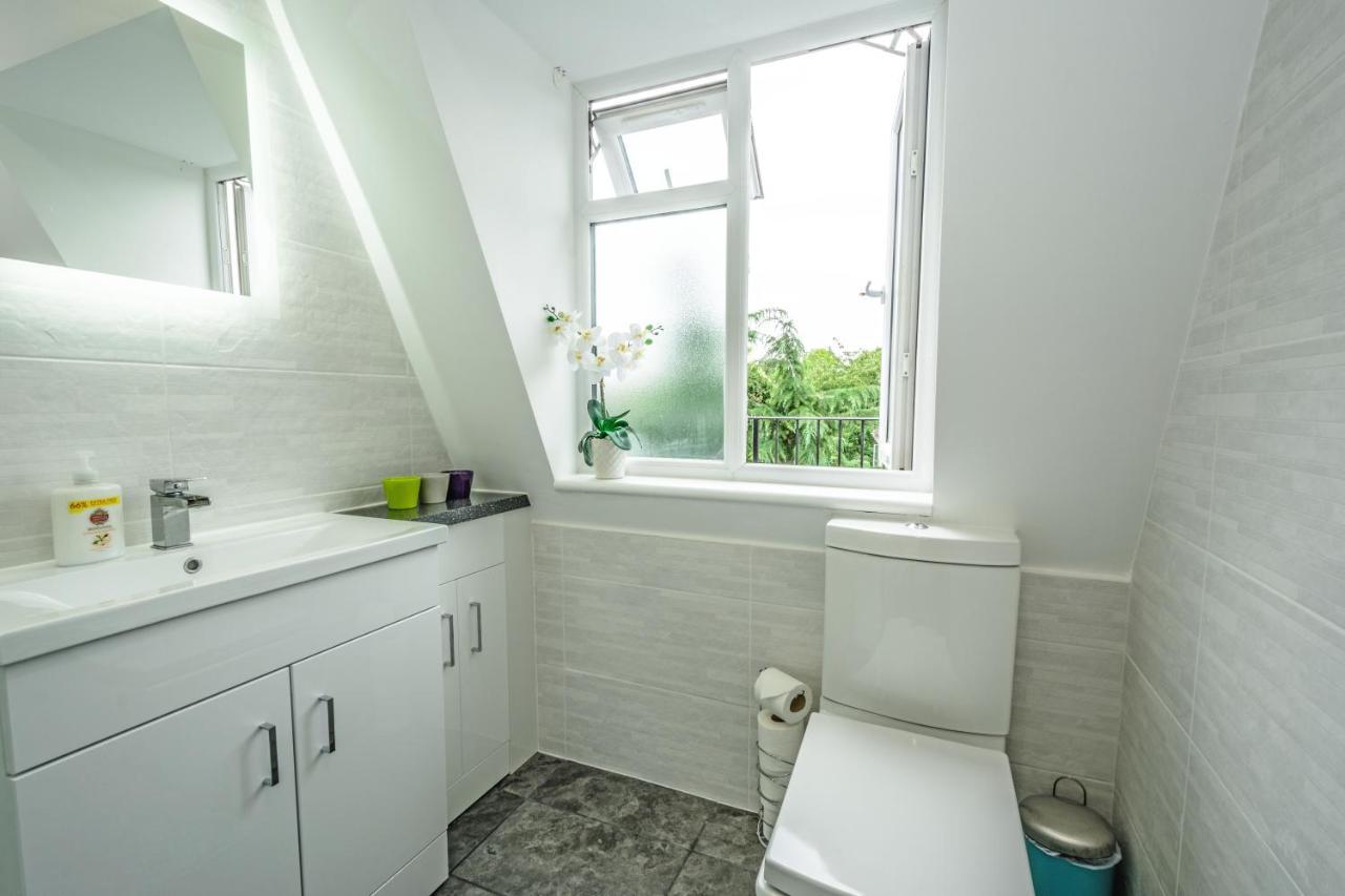 London Deluxe Apartments Мичъм Екстериор снимка