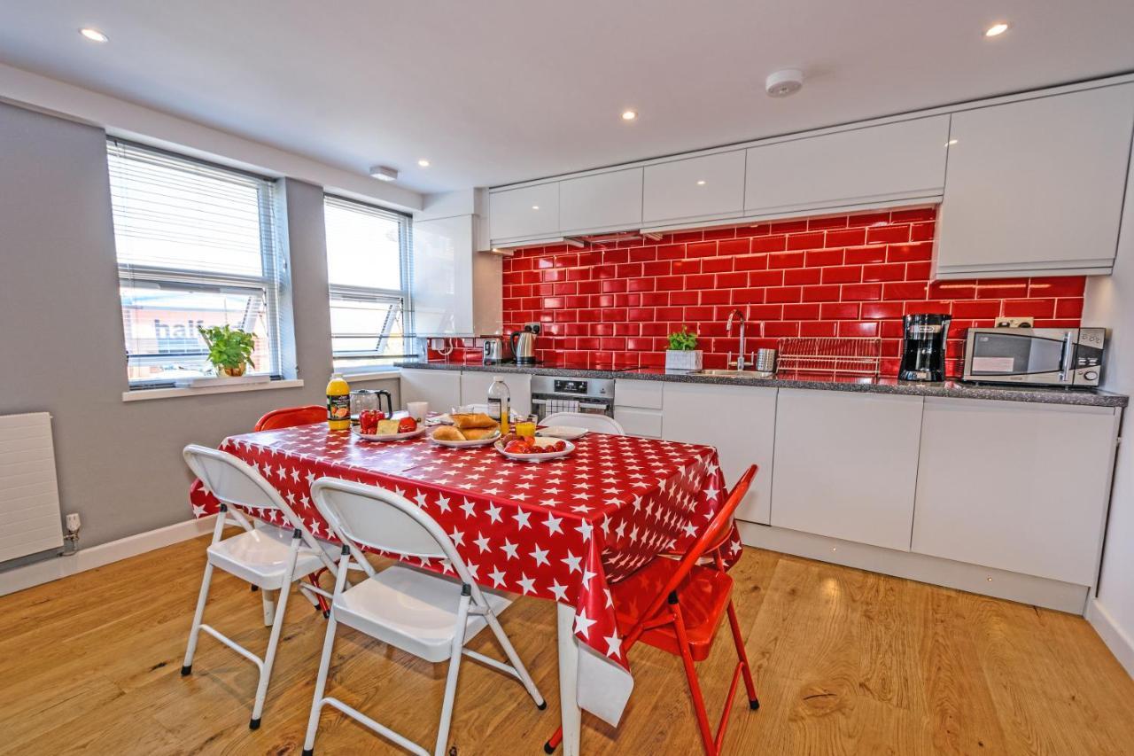 London Deluxe Apartments Мичъм Екстериор снимка