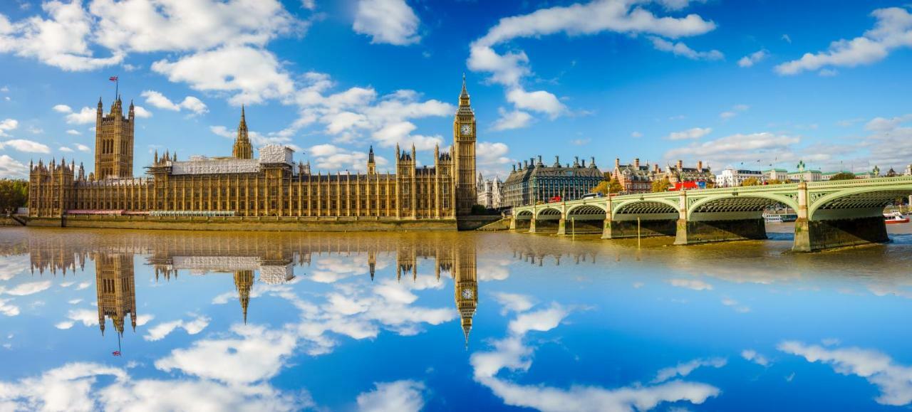 London Deluxe Apartments Мичъм Екстериор снимка